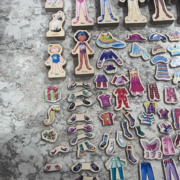 T.S. Shure DAISY Girls Magnetic Dress Up Dolls - Picture 4 of 4